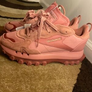 Reebok x Cardi B Pink Fusion Classic Leather V2 Sneakers – Women’s 7.5, NWT